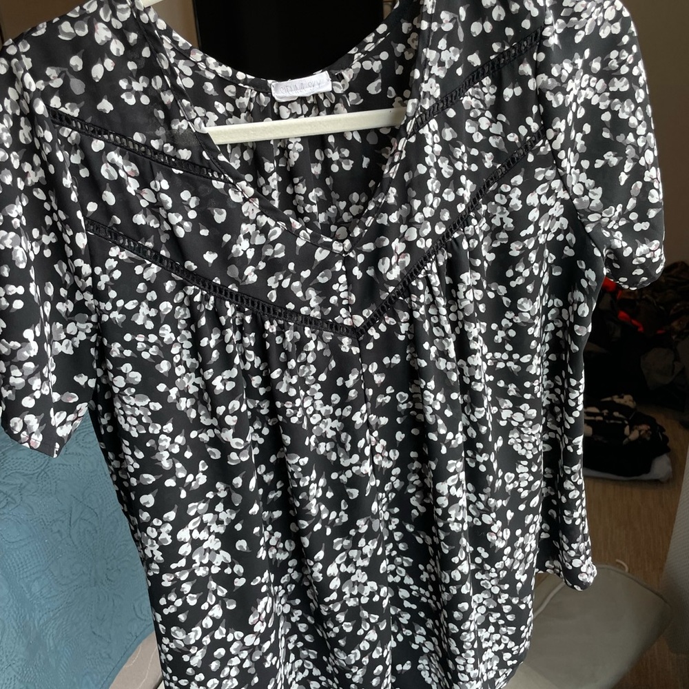 Medium Black & White Flowy Top